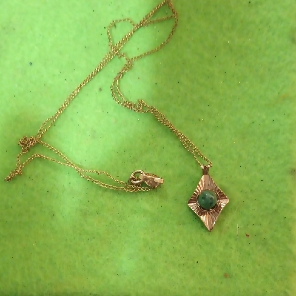 10k Gold and Green Pendant Necklace